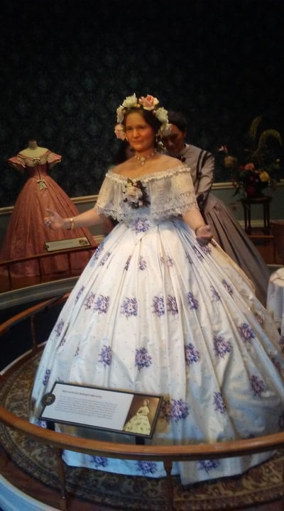 Mary Todd Lincoln figure