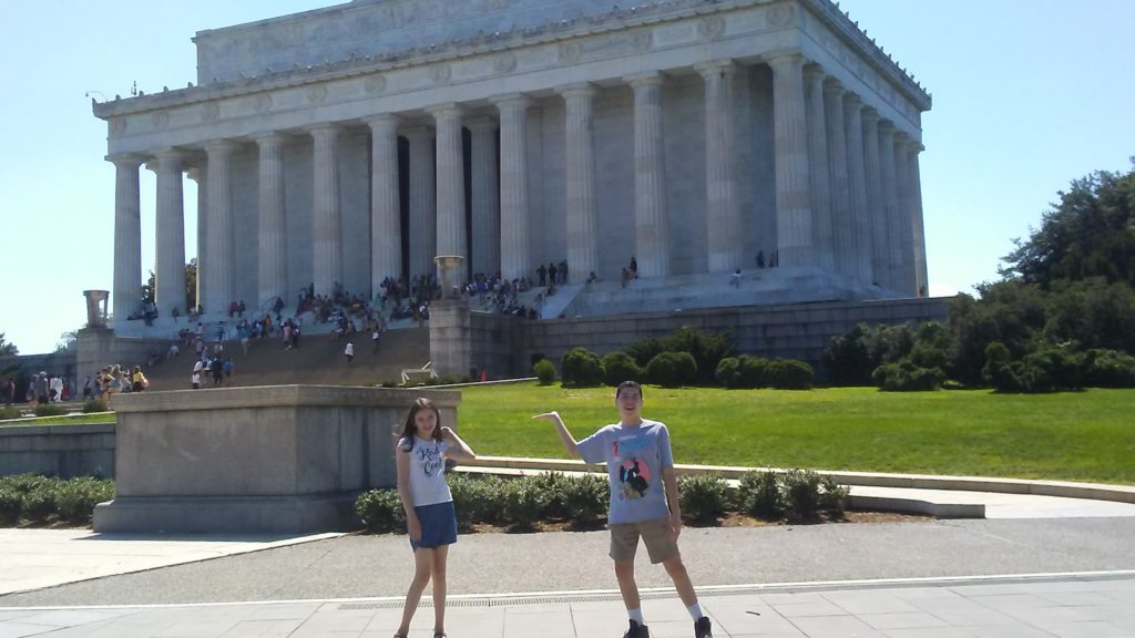 kids at lincoln memorial